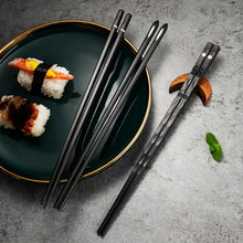 Görseli Galeri görüntüleyiciye yükleyin, 5 Pairs Japanese Chinese Chopsticks For Eating Food Sushi Sticks Reusable Metal Korean Chopsticks Set Healthy Alloy Tableware
