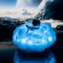 Görseli Galeri görüntüleyiciye yükleyin, Woodtoolz Cloud Astronaut Lamp
